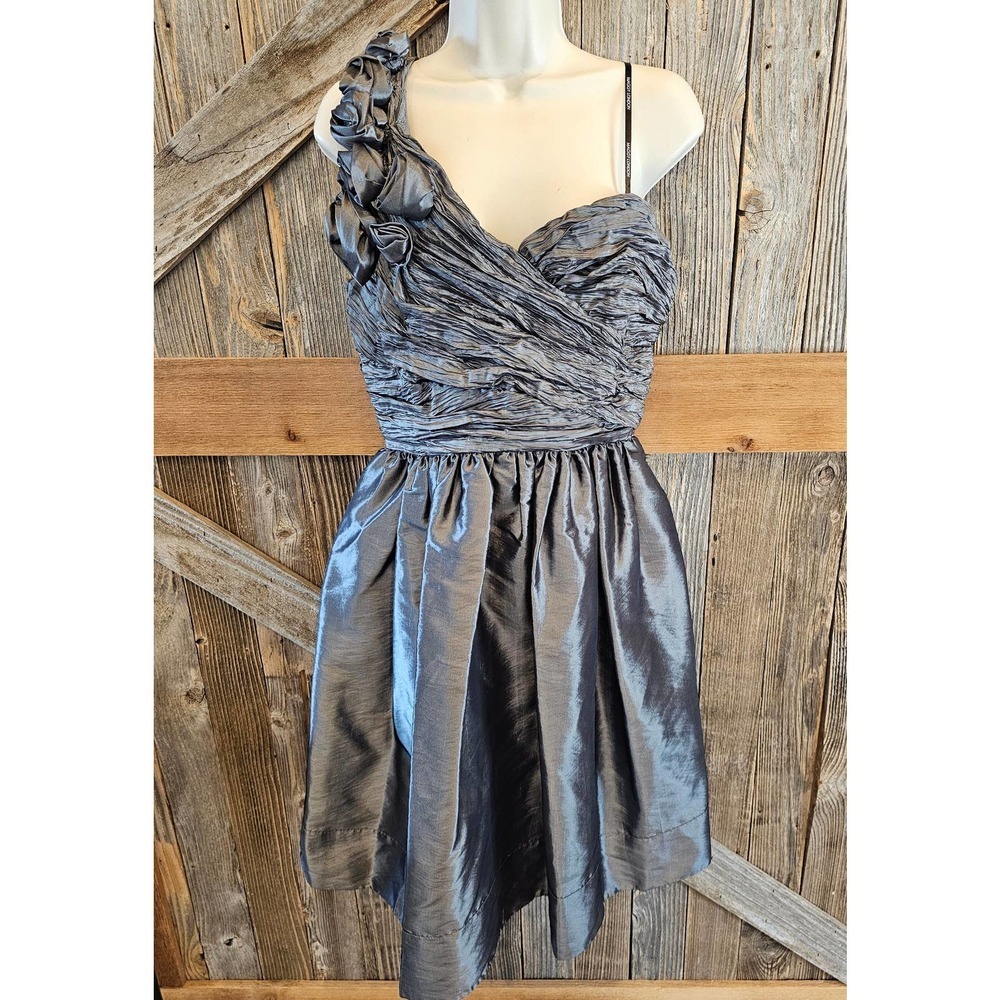 Maggy London Silver Gray Metallic Crinkle Sweetheart Shoulder Rosette Dress 14 ^